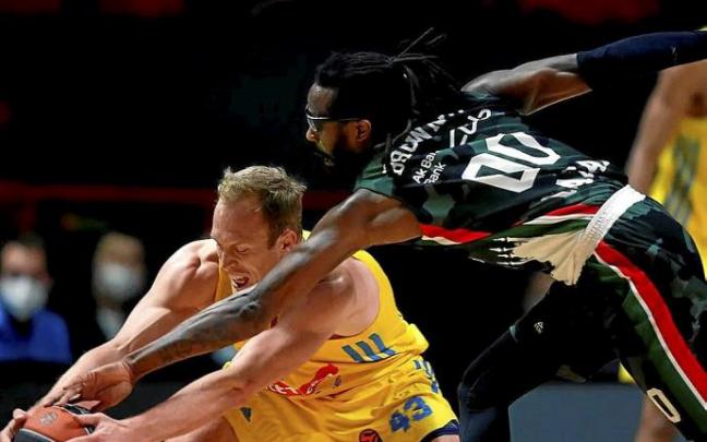 Brown intenta robar el balón a Sikma durante un duelo de esta temporada. Foto: Euroliga