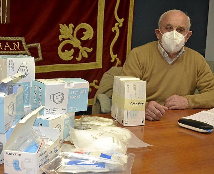 El alcalde, con parte de las mascarillas compradas antes de Semana Santa.