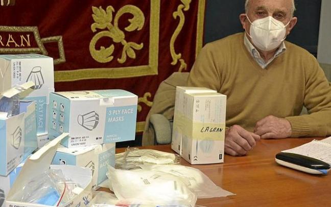 El alcalde, con parte de las mascarillas compradas antes de Semana Santa.