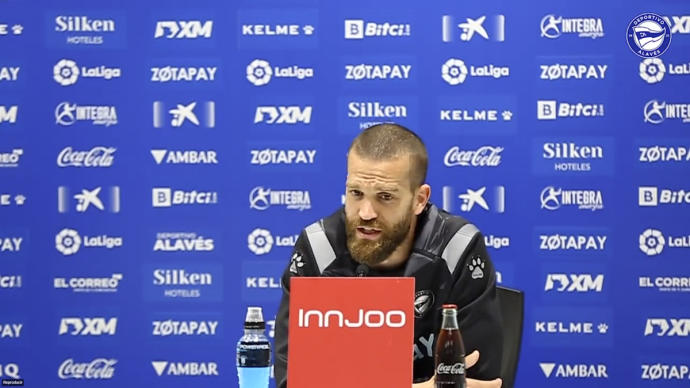 El capitán del Deportivo Alavés, Víctor Laguardia, en rueda de prensa.