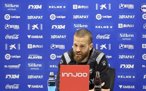 El capitán del Deportivo Alavés, Víctor Laguardia, en rueda de prensa.