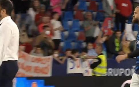 La respuesta de Laguardia ante los cánticos de "esta camiseta no os la merecéis"