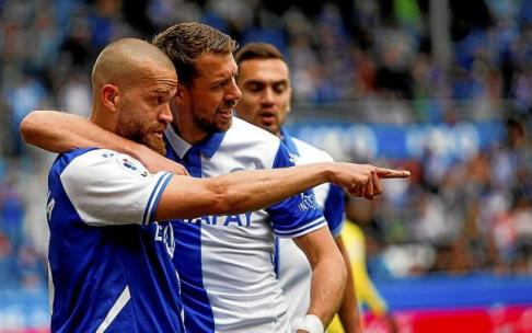 Laguardia celebra con Lejeune el último gol que le marcó al Villarreal en Mendizorroza. Foto: Jorge Muñoz