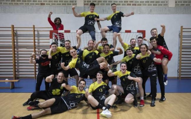 La plantilla y el cuerpo técnico del Lagunak, motivadísimos para afrontar el asalto a la Primera Nacional.