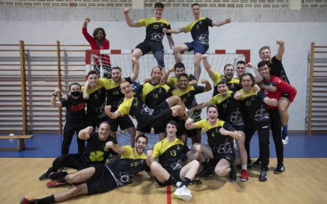 La plantilla y el cuerpo técnico del Lagunak, motivadísimos para afrontar el asalto a la Primera Nacional.