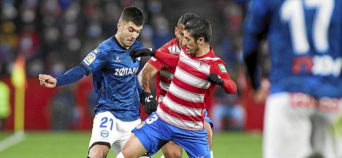 Martín Aguirregabiria pelea un balón con Sergio Escudero durante el Granada-Alavés disputado anoche en Los Cármenes. Foto: Área 11