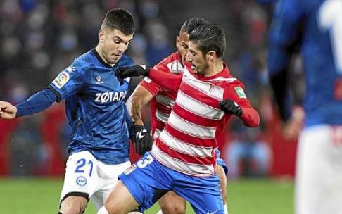 Martín Aguirregabiria pelea un balón con Sergio Escudero durante el Granada-Alavés disputado anoche en Los Cármenes. Foto: Área 11