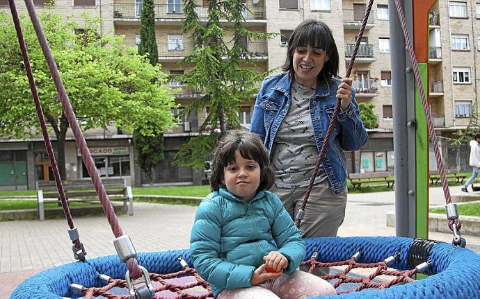 Lerro hauen irudian, Maialen agertzen da Gasteizko parke batean bere amarekin batera. Argazkia: Jorge Muñoz