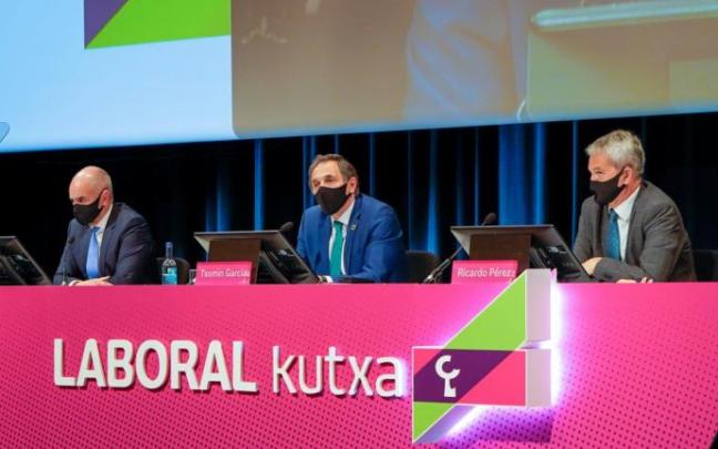 La dirección de Laboral Kutxa, con su presidente Txomin García, en la última asamblea.