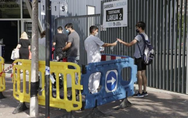 Personas jóvenes esperando para vacunarse contra el coronavirus en Vitoria Personas jóvenes esperando para vacunarse contra el coronavirus en Vitoria