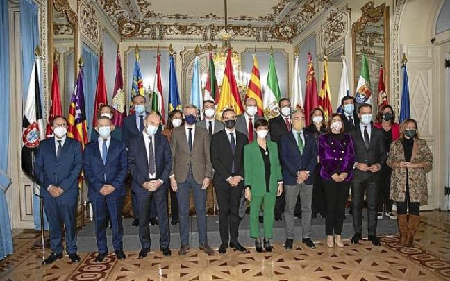 Los asistentes a la reunión preparatoria de la Conferencia de Presidentes ayer en Madrid. Foto: NTM Los asistentes a la reunión preparatoria de la Conferencia de Presidentes ayer en Madrid. Foto: NTM