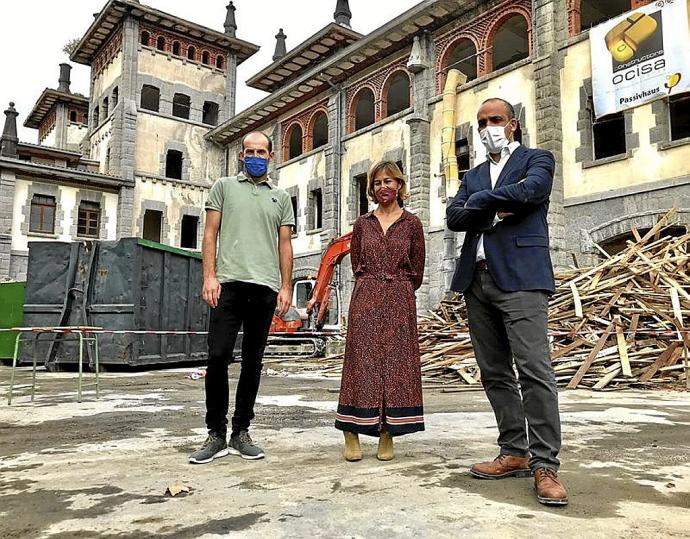 Iosu Labaka, Nagore Alkorta y Pablo García, ayer en las obras. Foto: N.G.