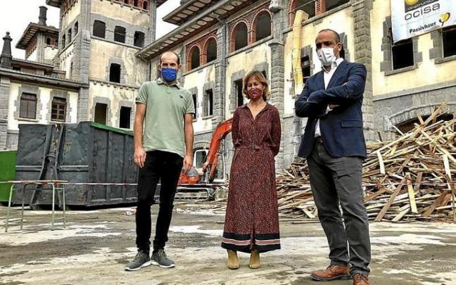 Iosu Labaka, Nagore Alkorta y Pablo García, ayer en las obras. Foto: N.G. Iosu Labaka, Nagore Alkorta y Pablo García, ayer en las obras. Foto: N.G.