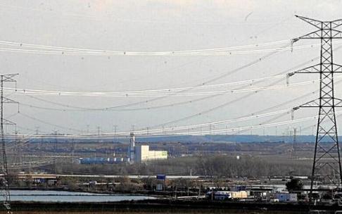 Trazado de una línea de alta tensión, con varias torres.