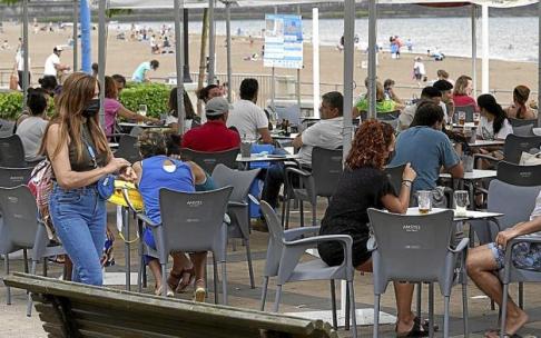 En la imagen, gente tomando algo en las terrazas de Ereaga. Foto: Oskar M. Bernal