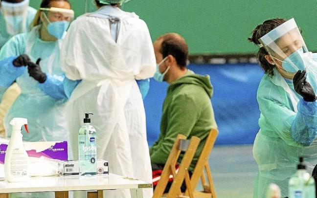 El número de test y pruebas diagnósticas está bajando y cada vez son menos necesarios los ‘screenings’ masivos. Foto: Ruben Plaza