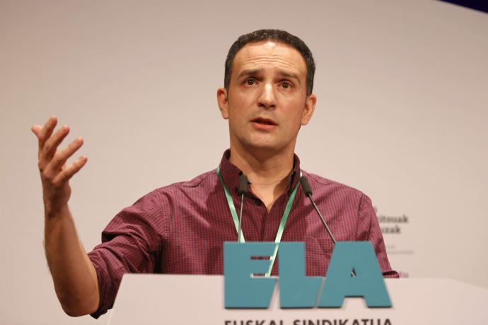 Mitxel Lakuntza durante su intervención en el Congreso en el que aspira a ser reelegido como secretario general de ELA