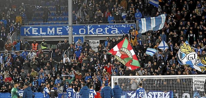 Imagen de la afición en un partido del Alavés en Mendizorroza. Foto: Jorge Muñoz