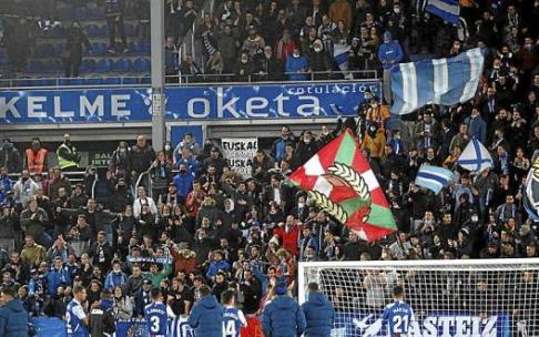 Imagen de la afición en un partido del Alavés en Mendizorroza. Foto: Jorge Muñoz