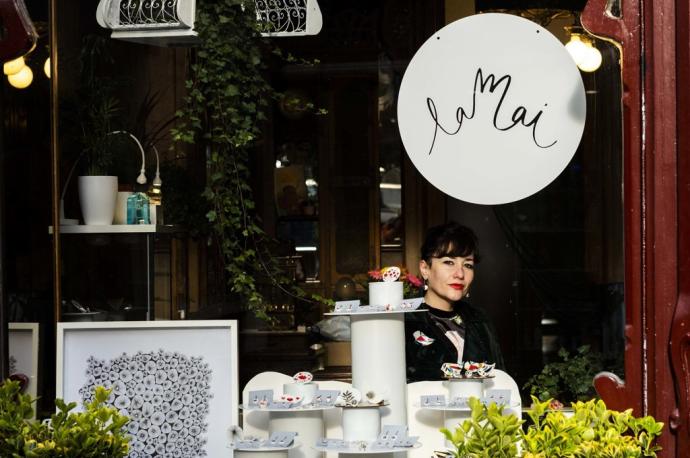 La artista Maite Marco, detrás del cristal del nuevo espacio Lamai, en la antigua farmacia de Mercaderes.