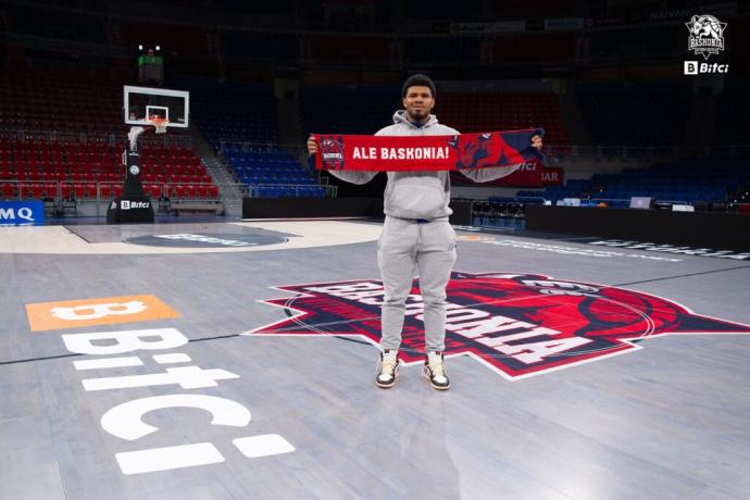 Peters posa este mediodía en el interior del Buesa Arena.