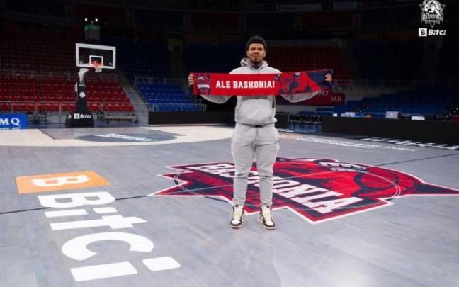 Peters posa este mediodía en el interior del Buesa Arena.