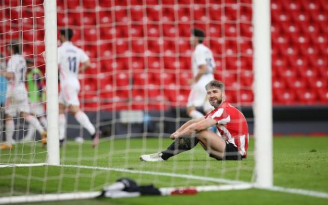 Yeray, cariacontecido sentado sobre el césped de San Mamés, mientras los jugadores del Madrid celebran el gol de Nacho.