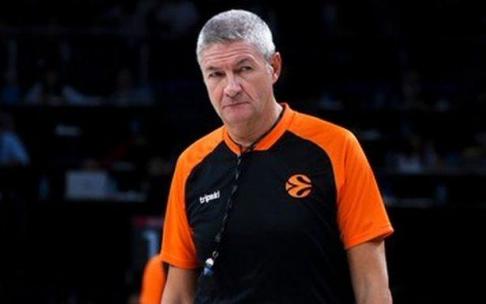 Lamonica, pensativo en un partido