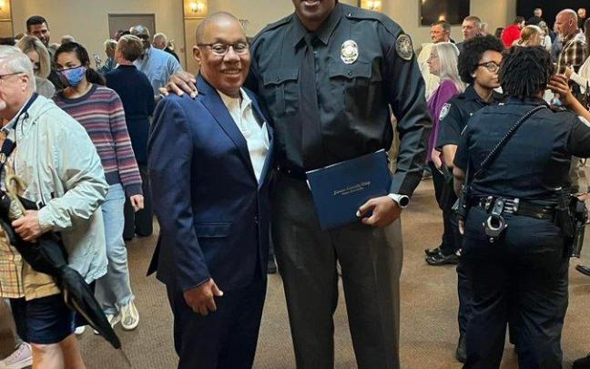 Hamilton, dentro de la comisaría