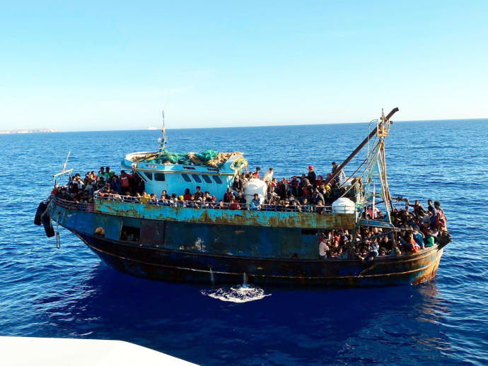 Un barco con 415 inmigrantes a bordo, en Lampedusa.