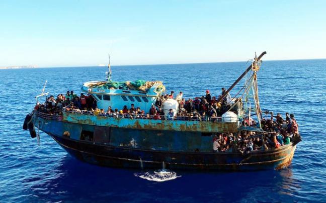 Un barco con 415 inmigrantes a bordo, en Lampedusa.