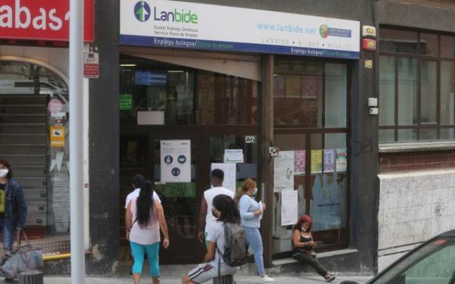 Varias personas aguardan su turno en una oficina de Lanbide. Varias personas aguardan su turno en una oficina de Lanbide.
