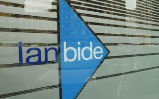 Una persona accede a unas oficinas de Lanbide.