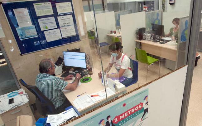 Un trabajador de Lanbide atiende a una usuaria.