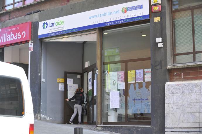 Una mujer accede a una oficina de Lanbide en Bilbao