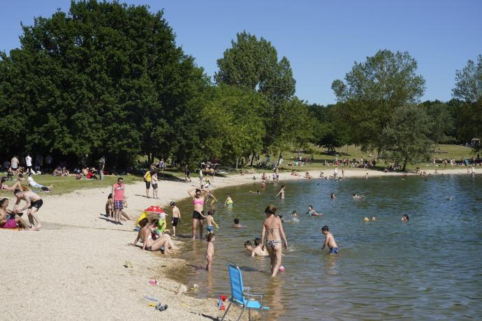 Bañistas en la playa de Landa.