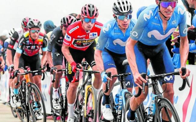Enric Mas, que rascó tres segundos, tira de Miguel Ángel López, Roglic, Bernal y Landa en la cima del Picón Blanco, donde el triunfo y el liderato se lo llevó Rein Taaramäe. Foto: Photogomezsport/Movistar Tean y Efe Enric Mas, que rascó tres segundos, tira de Miguel Ángel López, Roglic, Bernal y Landa en la cima del Picón Blanco, donde el triunfo y el liderato se lo llevó Rein Taaramäe. Foto: Photogomezsport/Movistar Tean y Efe