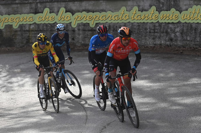 Landa encabeza la subida en el Monte Carpegna.