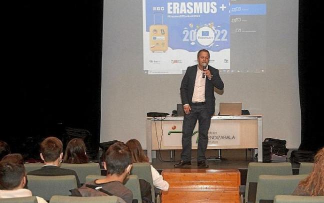 Gasteizen atzo beken aurkezpen ekitaldia ospatu zen. Laster Bilbon eta Donostian ospatuko duten ekitaldia izan zen, eta bertara erasmusean parte hartuko duten ikasleek egon ziren, Ikaslaneko kideekin batera beraien bidaia antolatzeko prest. Argazkia: J. C