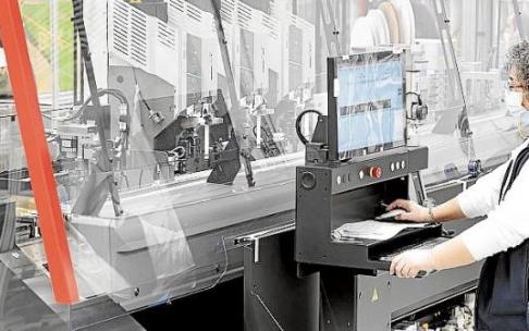 Una mujer, en su puesto de trabajo.