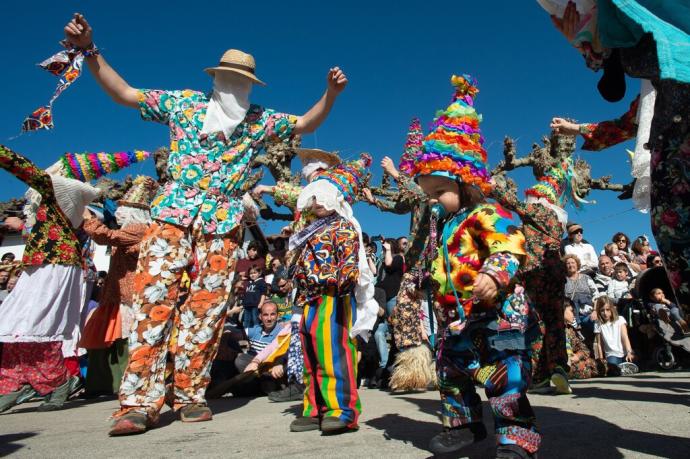 Niños y mayores vestidos de txatxo bailan en zortziko en el carnaval de Lantz de 2020.