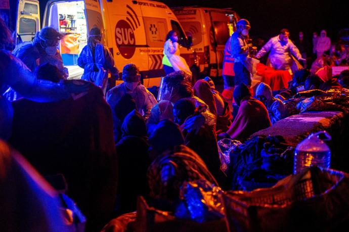 Los servicios de emergencia prestan ayuda a los migrantes rescatados en el puerto de Órzola, en Lanzarote