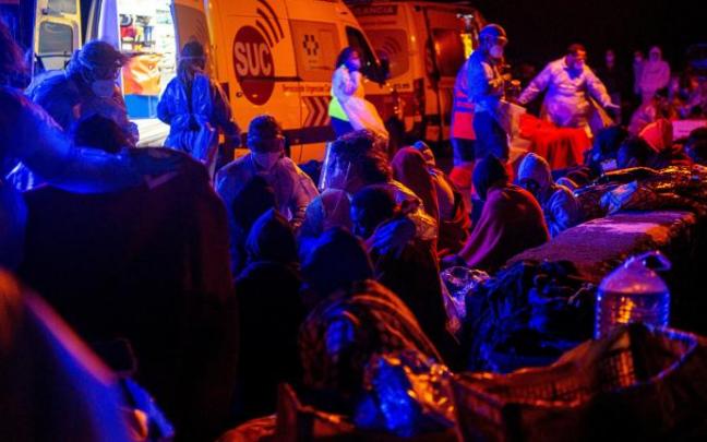 Los servicios de emergencia prestan ayuda a los migrantes rescatados en el puerto de Órzola, en Lanzarote