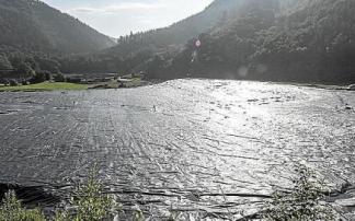 Plásticos tapando la basura del vertedero de Lapatx tras su cierre en 2016. Foto: Ruben Plaza