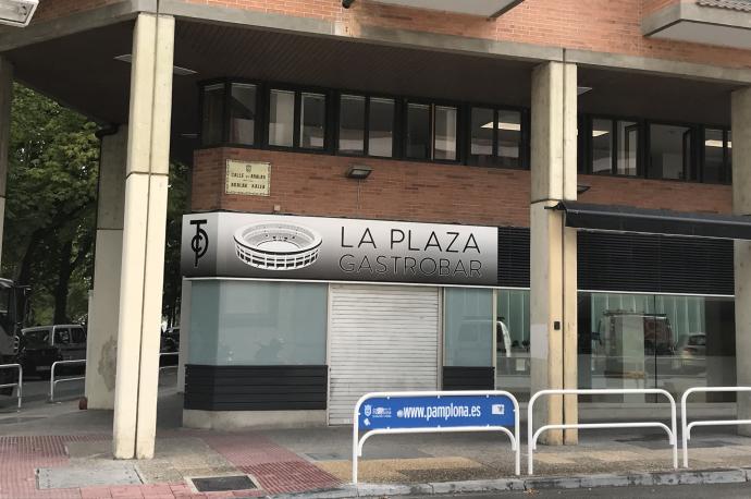 Fachada del reformado bar de la calle Arrieta, cruce con Aralar, ahora La Plaza, en la sede del Club Taurino.