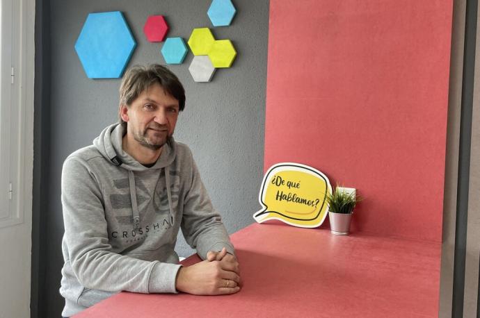 El adrianés Eduardo Sola, diseñador gráfico, en el nuevo espacio de coworking que ha habilitado en la localidad ribera.