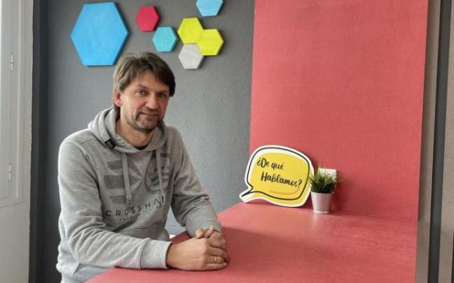 El adrianés Eduardo Sola, diseñador gráfico, en el nuevo espacio de coworking que ha habilitado en la localidad ribera. El adrianés Eduardo Sola, diseñador gráfico, en el nuevo espacio de coworking que ha habilitado en la localidad ribera.