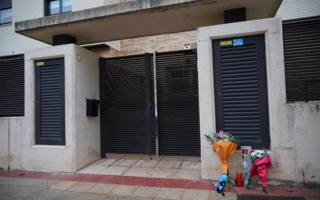 Varios ramos de flores y un peluche en la zona donde un hombre asesinó a un niño de 9 años.