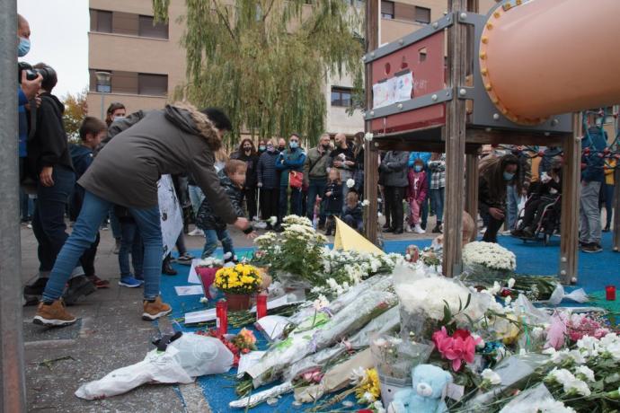 Un niño arroja flores en un homenaje al niño asesinado en Lardero