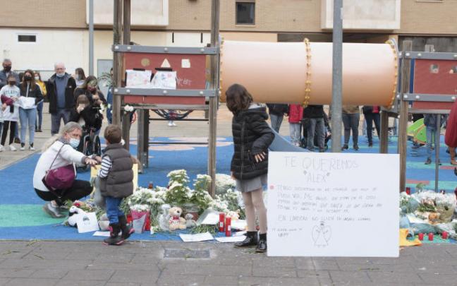 Vecinos de Lardero se concentran en recuerdo del niño asesinado. Vecinos de Lardero se concentran en recuerdo del niño asesinado.